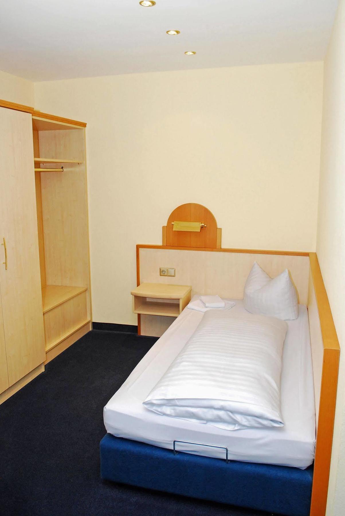 City Partner Hotel Strauss Wurtzbourg Extérieur photo