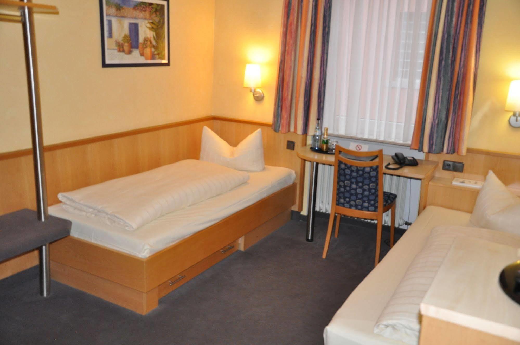 City Partner Hotel Strauss Wurtzbourg Extérieur photo