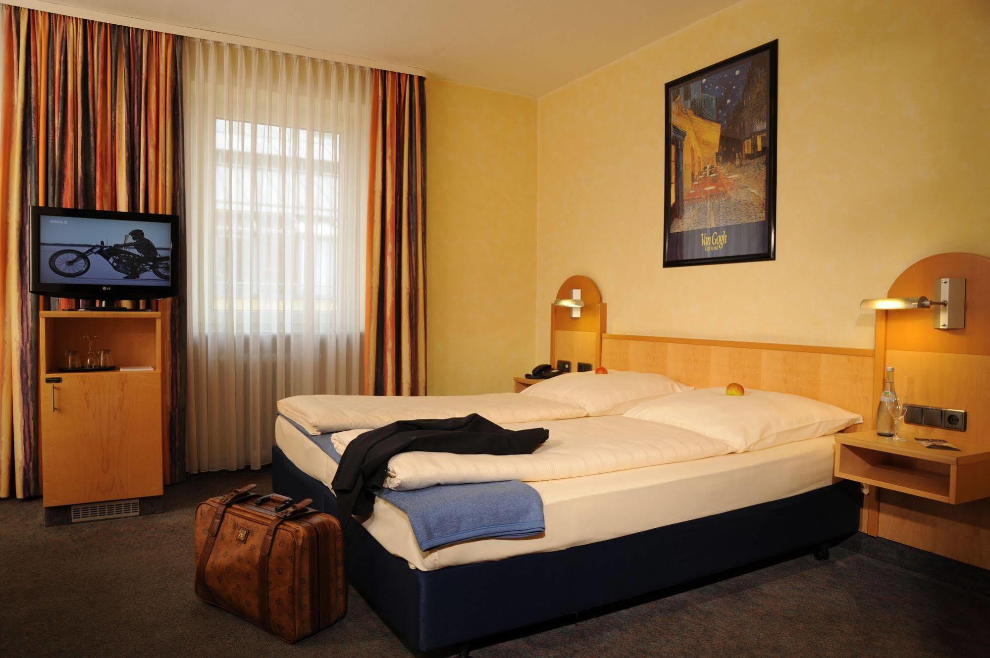 City Partner Hotel Strauss Wurtzbourg Extérieur photo