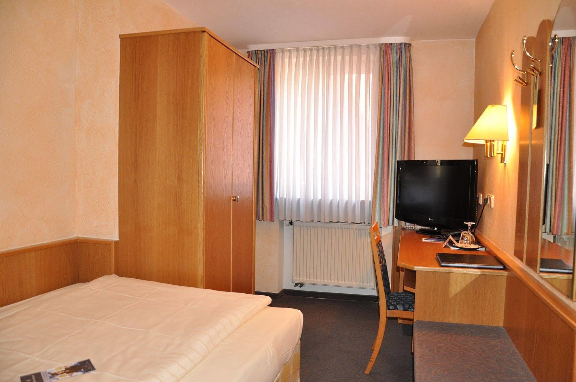City Partner Hotel Strauss Wurtzbourg Extérieur photo