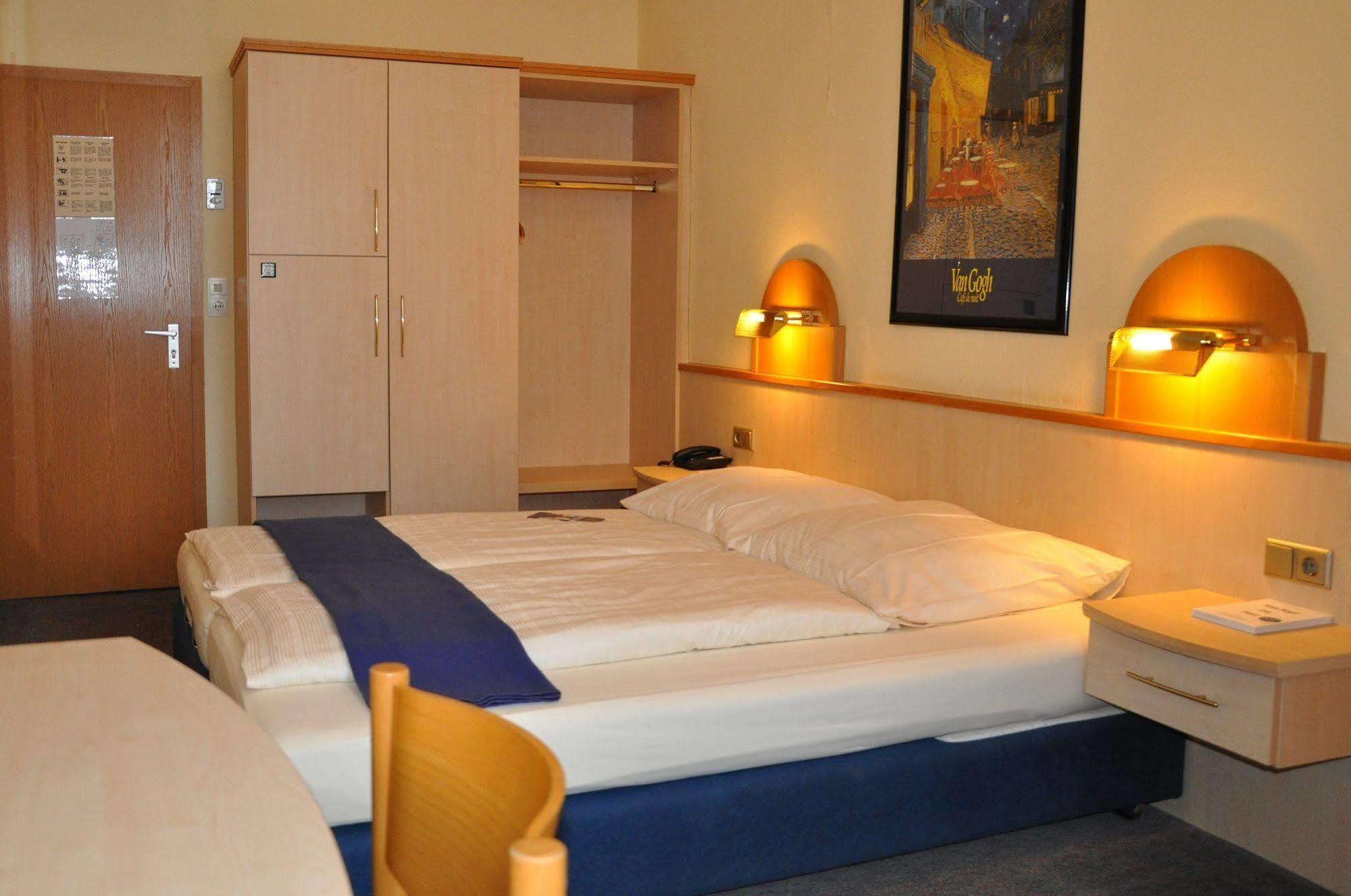City Partner Hotel Strauss Wurtzbourg Extérieur photo